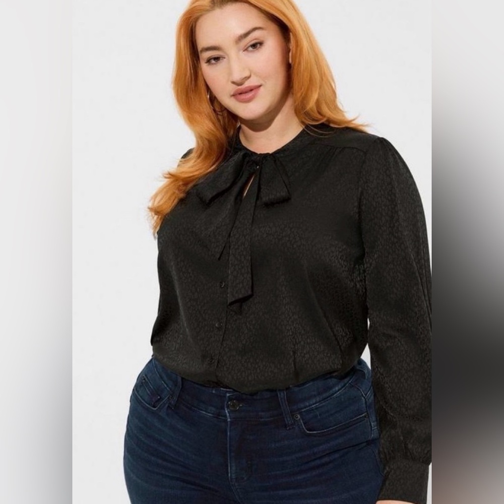 Torrid - Satin Jacquard Tie Neck Button Up Blouse, Size 1